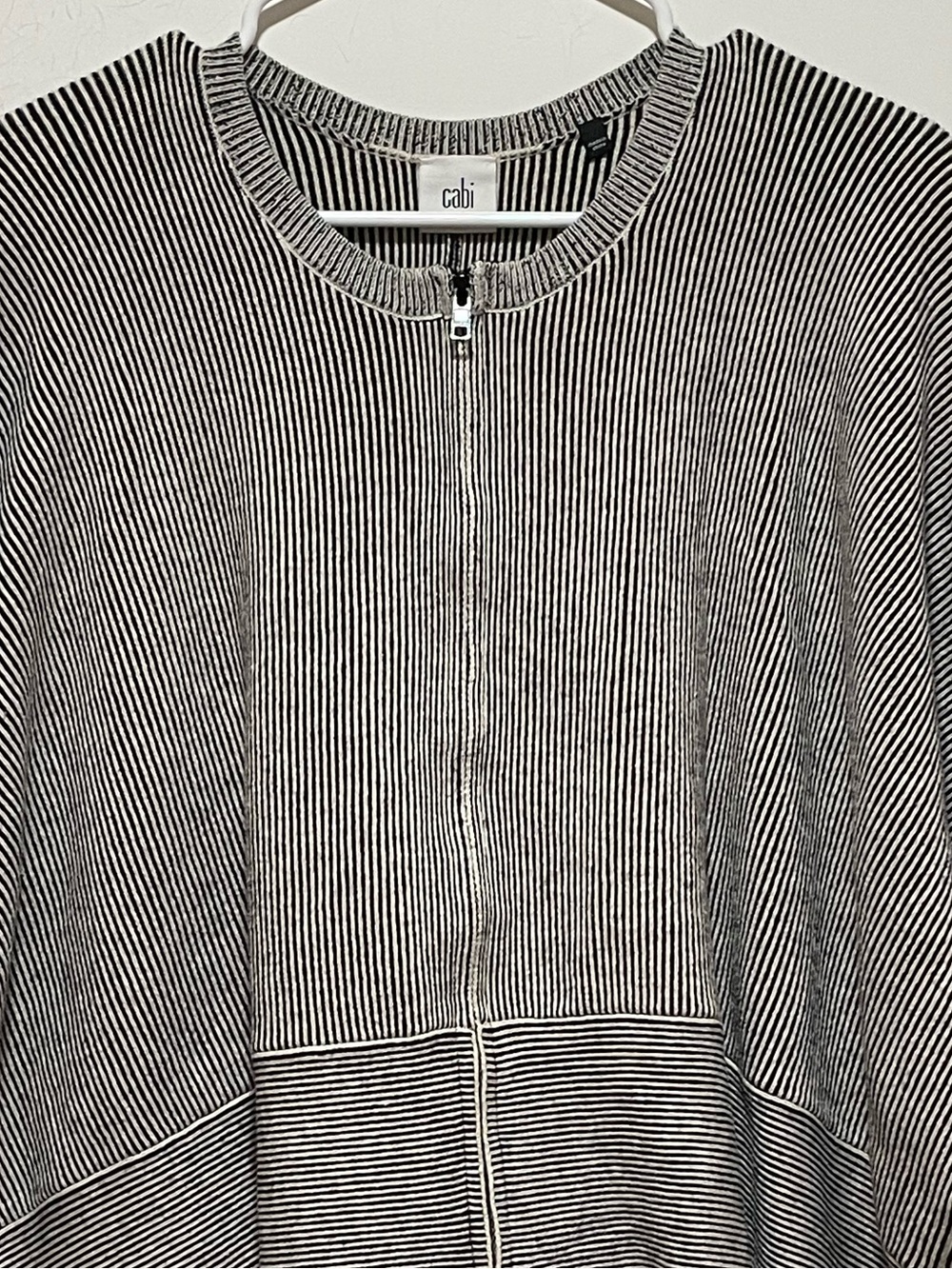 CAbi Cupid’s Cardigan Style 3526 Sz Small Full Zip Side Tie Cardigan Gray Cream - Picture 3 of 13